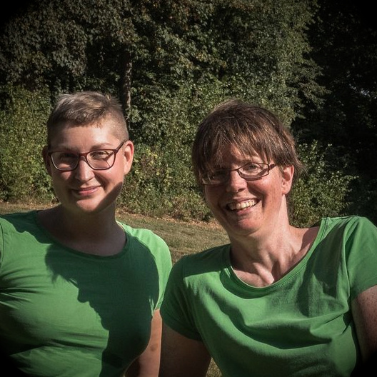 Sonja und Melanie (auf grüner Wiese sitzend)